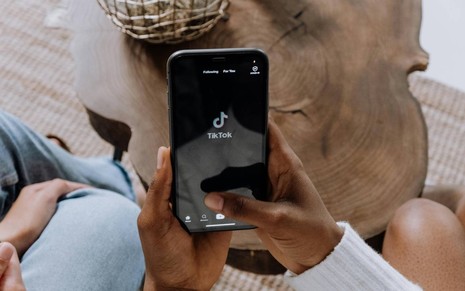 Seguidor acompanhando o Tik Tok