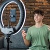 Jovem grava a si mesmo com ring light e celular