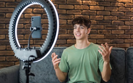 Jovem grava a si mesmo com ring light e celular