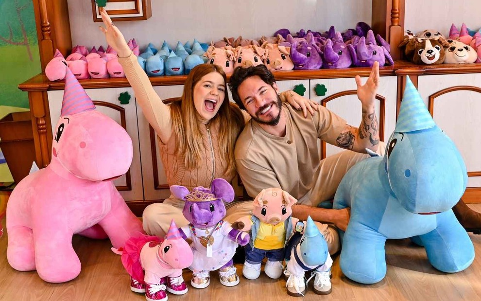 Viih Tube e Eliezer Netto com pelúcias da TurmaTube