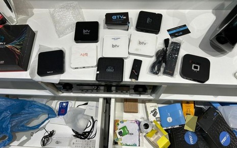 Aparelhos apreendidos em cima da mesa