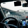 Motorista dirigindo carro de aplicativo