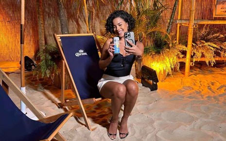 Maria de Fátima (Bella Campos) na área VIP da Corona