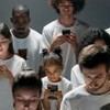 Imagem de pessoas de diferentes idades mexendo em celular