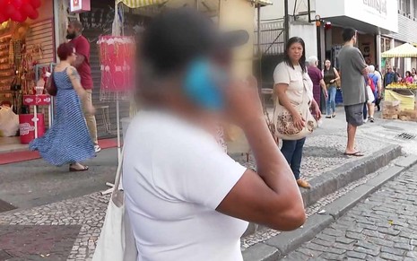 Imagem de vovó-espiã alertando fiscal sobre desrespeito ao idoso