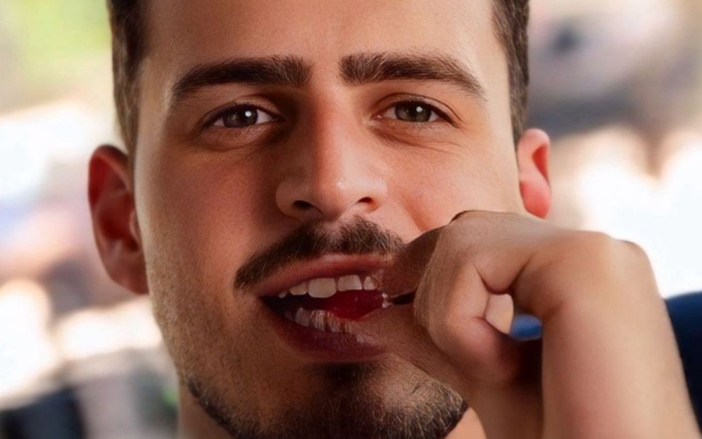 Imagem do influenciador Jon Vlogs com gummy de tadalafila MetBala na boca