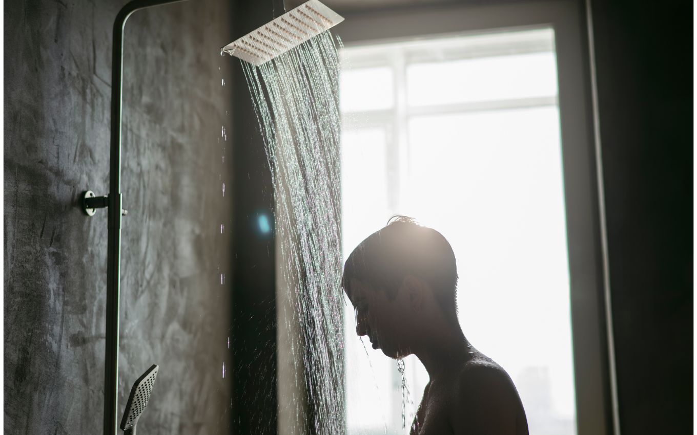 Banhos de 10 minutos podem custar até R$ 300 por ano na conta de energia