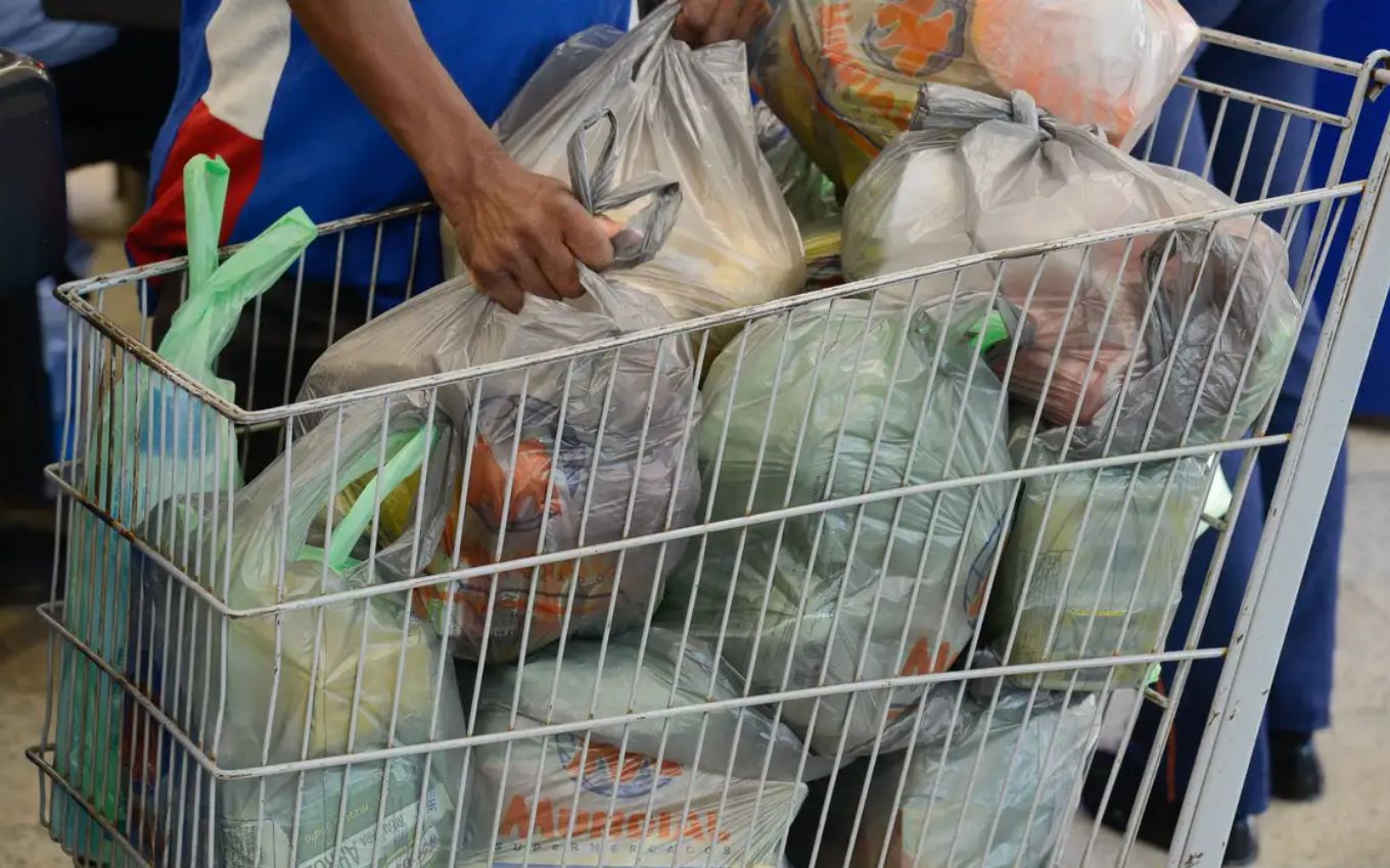Cesta básica fica mais barata em 11 capitais; diferença entre cidades assusta